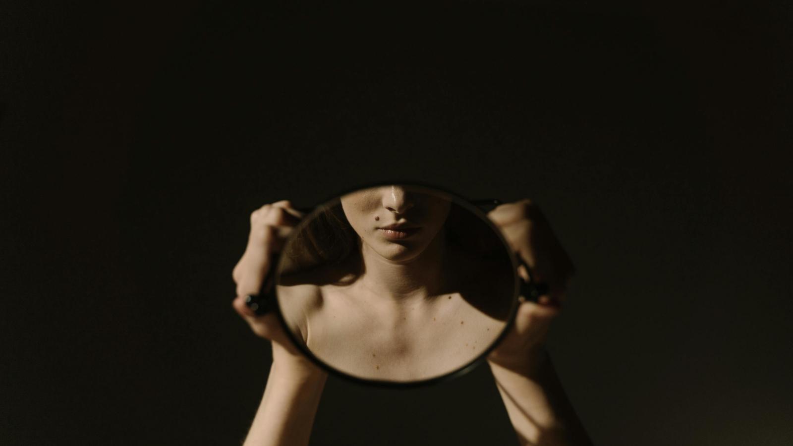 What is Stockholm Syndrome? Symptoms, Causes, and Solutions